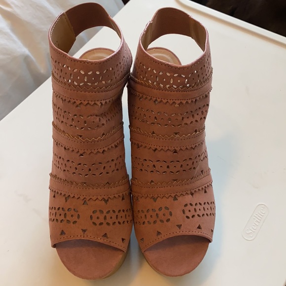 Qupid Cut-out Wedge - Picture 3 of 4